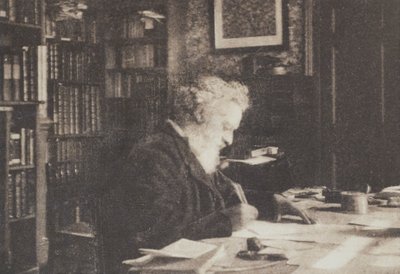 Kolekcjoner książek William Morris w swojej bibliotece w Kelmscott House, Hammersmith autorstwa British Photographer