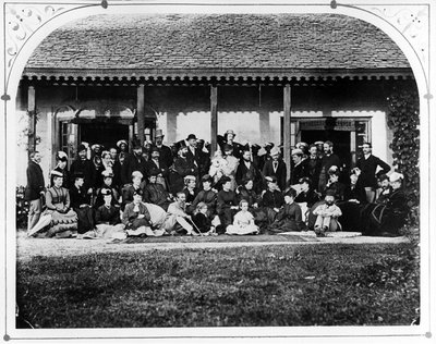 Grupa - Dom Rządowy, ok. 1871 r. autorstwa British Photographer