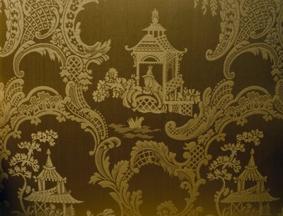 Chińskie motywy, detal z tapicerki na fotelu w stylu Jerzego II, rzeźbione drewno, wyściełane ramiona oraz tapicerowane oparcie i siedzisko, ok. 1750, Wielka Brytania autorstwa British School