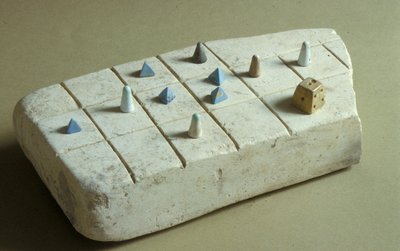 Plansza do gry z pionkami, z Tell Beit Mirsim, Jordan, ok. 1200 pne (wapień) autorstwa Bronze Age