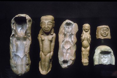 Figurki bogiń płodności i formy, z których zostały odlane, ok. VIII- VII w. p.n.e. (glina) autorstwa Bronze Age