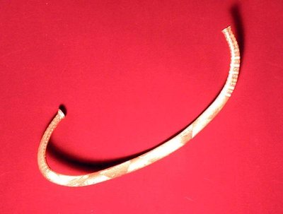Obrączka na szyję znaleziona w Ickleton, Cambridgeshire (złoto) autorstwa Bronze Age