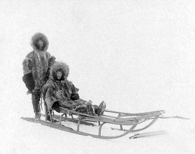 Para na psich zaprzęgach, Nome, Alaska autorstwa Brothers Lomen