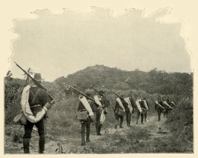 W drodze z pola bitwy 1. i 10. do sceny konfliktu Rough Riders, przez góry autorstwa Burr McIntosh