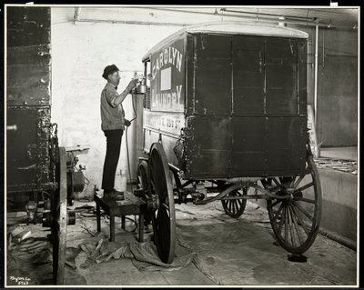 Mężczyzna malujący natryskowo wagon dostawczy Carolyn Laundry przy 111 East 128th Street, East Harlem, Nowy Jork, 1929 (srebrny odbitka żelatynowa) autorstwa Byron Company