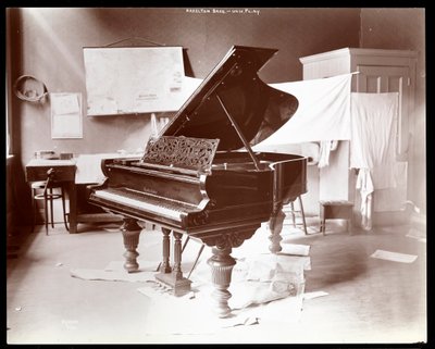 Fortepian Hazelton Brothers Piano Co. na University Place, Nowy Jork, 1898 (srebrny odbitka żelatynowa) autorstwa Byron Company