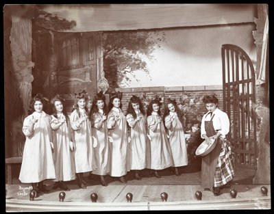 Scena z amatorskiej inscenizacji sztuki "Angelina, osierocona dziedziczka" wystawianej w Barnard College, Nowy Jork (odbitka żelatynowa) autorstwa Byron Company