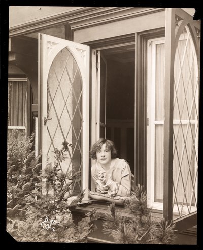 Anne Murdock w domu, ok. 1915 (srebrny odbitka żelatynowa) autorstwa Byron Company