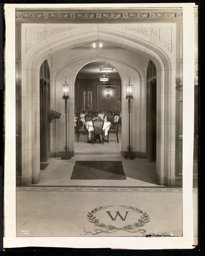 Brama prowadząca do jadalni hotelu Woodward, Broadway i 55th Street, Nowy Jork, 1920 (srebrny odbitka żelatynowa) autorstwa Byron Company