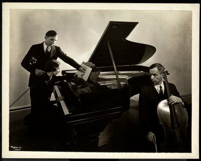 Niewidoma panna Harding przy fortepianie ucząca gry na skrzypcach i wiolonczeli dwóch niewidomych, 1936 (odbitka żelatynowa srebrna) autorstwa Byron Company