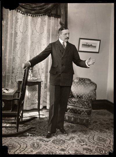 Charles Hawtrey w swoim mieszkaniu w Holland House przy Fifth Avenue, Nowy Jork, 1901-2 (srebrny odbitka żelatynowa) autorstwa Byron Company