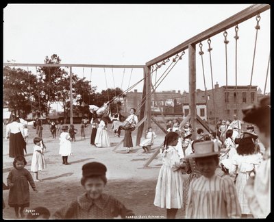 Dzieci huśtają się w Hudson Bank Gymnasium and Playground, 53rd Street i 11th Avenue, Nowy Jork, 1898 (odbitka żelatynowa) autorstwa Byron Company