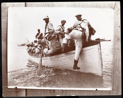 Kopia zdjęcia wcześniejszego zdjęcia rezerwatów marynarki wojennej na Fishers Island w stanie Nowy Jork z grupą marynarzy w łodzi wiosłowej, 1898 (srebrny odbitka żelatynowa) autorstwa Byron Company