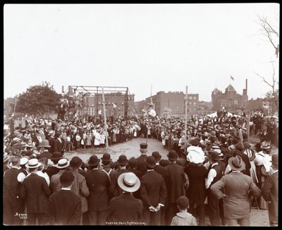 Tłum oglądający kijkarza w Hudson Bank Gymnasium and Playground, 53rd Street i 11th Avenue, Nowy Jork, 1898 (odbitka żelatynowa) autorstwa Byron Company