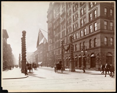Dekoracje na Dewey Parade w Waldorf Astoria Hotel, 33rd Street and 5th Avenue, Nowy Jork, 1899 (srebrny odbitka żelatynowa) autorstwa Byron Company