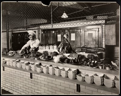 Ekspozycja wędlin w kuchni hotelu Commodore, 1919 (odbitka żelatynowa) autorstwa Byron Company