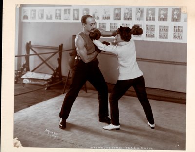 Edna Wallace Hopper pozuje na ringu bokserskim z Jackiem Cooperem w jego sali gimnastycznej przy Broadway i 37th Street, Nowy Jork, 1899 (odbitka żelatynowa) autorstwa Byron Company