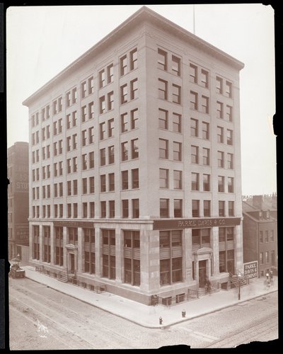 Widok zewnętrzny budynku Parke, Davis und Co., Hudson und Vestry Streets, Nowy Jork, 1910 (srebrny odbitka żelatynowa) autorstwa Byron Company