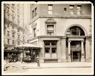 Stoisko z kwiatami i wejście do kawiarni Hotelu Imperial przy Broadwayu i 32 ulicy, Nowy Jork, ok. 1905 r. (odbitka żelatynowa) autorstwa Byron Company
