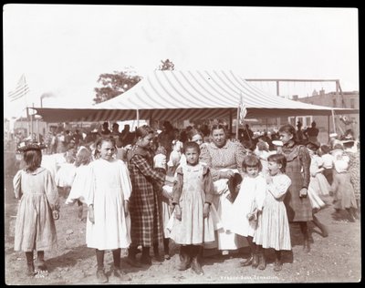 Grupa dziewcząt i kobiety w Hudson Bank Gymnasium and Playground, 53rd Street and 11th Avenue, Nowy Jork, 1898 (srebrny odbitka żelatynowa) autorstwa Byron Company