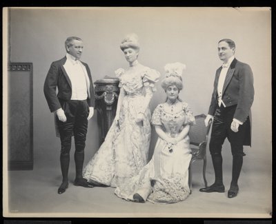 Portret grupowy Sydneya Dillona Ripleya z trzema innymi osobami na balu u Jamesa Hazena Hyde