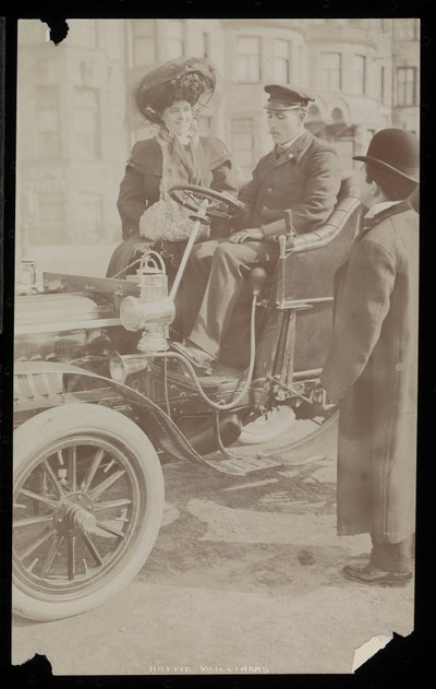 Hattie Williams siedząca z kierowcą w jednym z pierwszych samochodów w Nowym Jorku, Nowy Jork, 1890-1910 (srebrny odbitka żelatynowa) autorstwa Byron Company