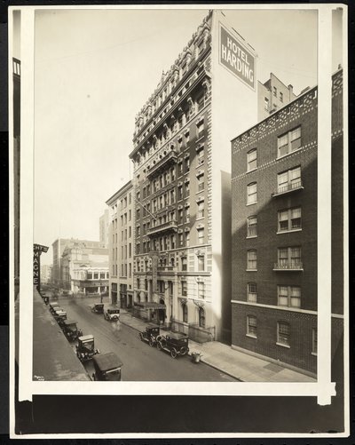 Hotel Harding przy 55th Street i Broadway, Nowy Jork, 1921 (odbitka żelatynowa) autorstwa Byron Company