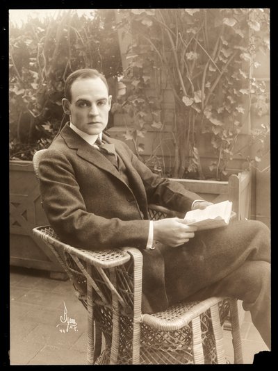 Howard Estabrook w ogrodzie, 1915-16 (srebrny odbitka żelatynowa) autorstwa Byron Company