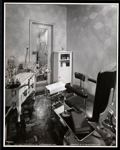 Widok wnętrza pokoju chiropodysty w salonie piękności Charles of the Ritz w hotelu Ritz Tower, Park Avenue i 57th St, Nowy Jork, 1932 (odbitka żelatynowa) autorstwa Byron Company