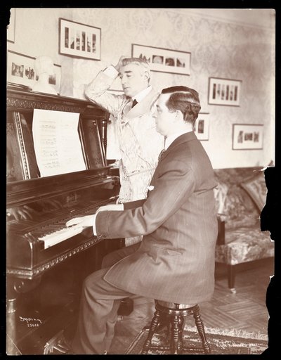 Kyrle Bellew i przyjaciel przy fortepianie w domu Bellewa, 1908 (odbitka żelatynowa srebrna) autorstwa Byron Company