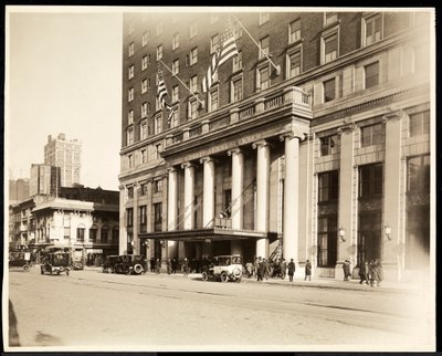 Główne wejście do hotelu Pennsylvania, 7th Avenue i 32nd Street, Nowy Jork, 1919 (srebrny odbitka żelatynowa) autorstwa Byron Company