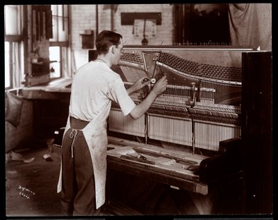 Mężczyzna pracujący w fabryce fortepianów Hardman, Peck und Co., Nowy Jork, 1907 (srebrny odbitka żelatynowa) autorstwa Byron Company