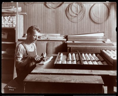 Mężczyzna pracujący w fabryce fortepianów Hardman, Peck und Co., Nowy Jork, 1907 (srebrny odbitka żelatynowa) autorstwa Byron Company