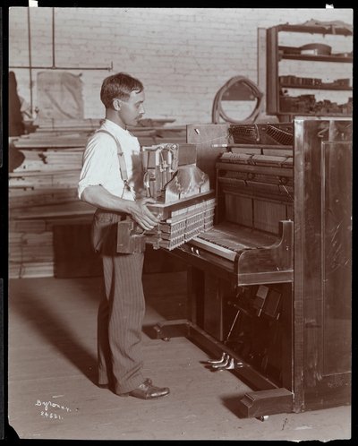 Mężczyzna pracujący w fabryce fortepianów Hardman, Peck und Co., Nowy Jork, 1907 (odbitka żelatynowa) autorstwa Byron Company