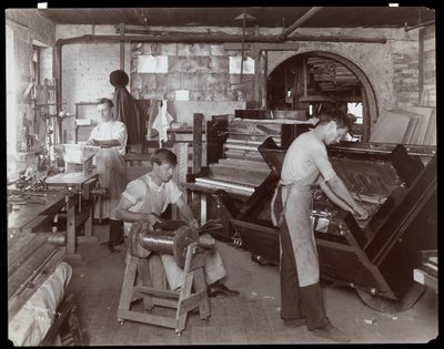 Mężczyźni pracujący w fabryce fortepianów Hardman, Peck und Co., Nowy Jork, 1907 (srebrny odbitka żelatynowa) autorstwa Byron Company