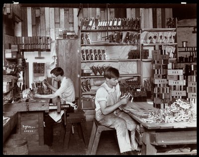 Mężczyźni pracujący w fabryce fortepianów Hardman, Peck und Co., Nowy Jork, 1907 (odbitka żelatynowa) autorstwa Byron Company