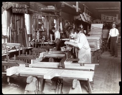 Mężczyźni pracujący w fabryce fortepianów Hardman, Peck und Co., Nowy Jork, 1907 (srebrny odbitka żelatynowa) autorstwa Byron Company