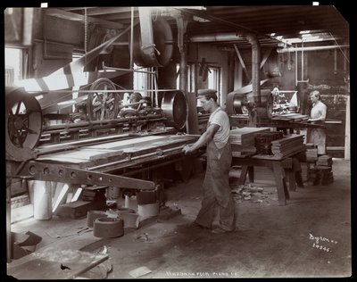 Mężczyźni pracujący w fabryce fortepianów Hardman, Peck und Co., Nowy Jork, 1907 (srebrny odbitka żelatynowa) autorstwa Byron Company