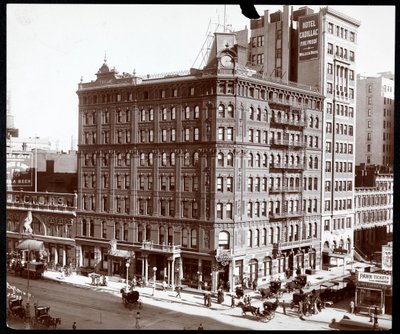 Północno-wschodni róg Hotelu Cadillac przy Broadwayu i 43rd Street, Nowy Jork, 1907 (srebrny odbitka żelatynowa) autorstwa Byron Company