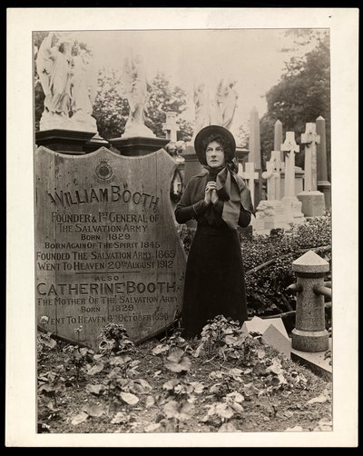Portret Evy Booth przy grobie jej ojca, generała Williama Bootha, ok. 1915 (srebrny odbitka żelatynowa) autorstwa Byron Company