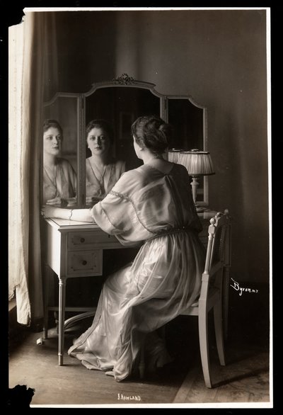 Portret Jobyny Howland siedzącej przy toaletce, 1908-9 (srebrny odbitka żelatynowa) autorstwa Byron Company