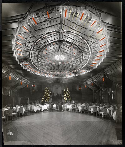 Sala recepcyjna w hotelu Ritz-Carlton, 1915 lub 1916 (odbitka żelatynowa ręcznie kolorowana) autorstwa Byron Company
