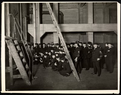 Marynarze z USA „Maryland” oględziny pieca podczas zwiedzania Hotelu Commodore, 1922 (srebrny odbitka żelatynowa) autorstwa Byron Company