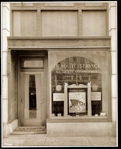 Witryna firmy En Route Service, Inc., w hotelu Savoy Plaza, 59th Street and 5th Avenue, Nowy Jork, 1928 (srebrny odbitka żelatynowa) autorstwa Byron Company