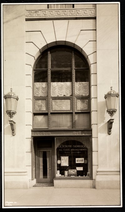 Witryna firmy En Route Service, Inc., w hotelu Savoy Plaza, 59th Street and 5th Avenue, Nowy Jork, 1928 (srebrny odbitka żelatynowa) autorstwa Byron Company