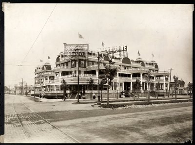 Hotel Shelburne przy Sea Breeze Avenue i Ocean Parkway, Coney Island, Nowy Jork, ok. 1913 r. (odbitka żelatynowa) autorstwa Byron Company