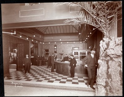 Lobby i recepcja w Hotelu Victoria, 1900 lub 1901 (srebrny odbitka żelatynowa) autorstwa Byron Company