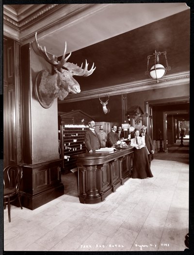 Lobby i recepcja w hotelu Park Avenue, 1901 lub 1902 (odbitka żelatynowa) autorstwa Byron Company