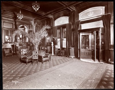 Hol w Hotelu Victoria, 1901 lub 1902 (srebrny odbitka żelatynowa) autorstwa Byron Company