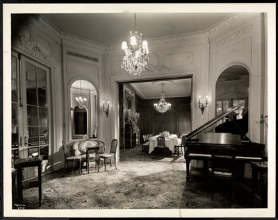 Sala muzyczna Apartamentu Ludwika XVI w Hotelu St. Regis, 1937 (srebrny odbitka żelatynowa) autorstwa Byron Company